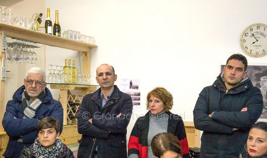 I consiglieri dell'opposizione durante la riunione