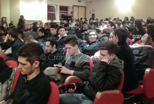 Gli studenti dell'istituto Ciusa durante l'incontro con il ministro (foto S.Fara)