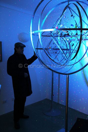 Achille Salerno davanti a una delle sue opere (foto G.Marongiu)