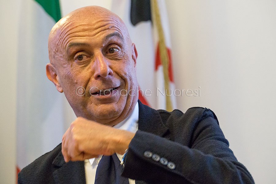 Il ministro dell'Interno Marco Minniti a Nuoro (© foto S.Novellu)