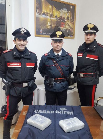 I Carabinieri con la droga sequestrata