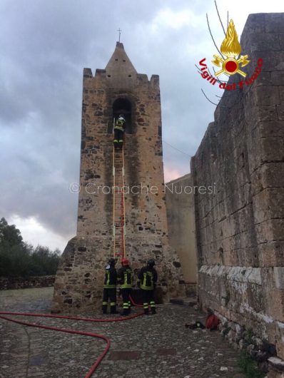 Galtellì, i VVFF spengono l'incendio del campanile della chiesa di San Pietro
