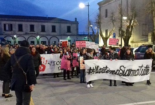 La fiaccolata tenutasi ieri a Macomer (Foto P.G.Vacca)