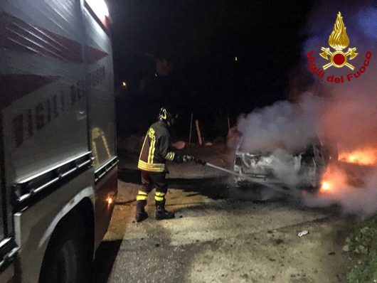 La Golf rubata data alle fiamme