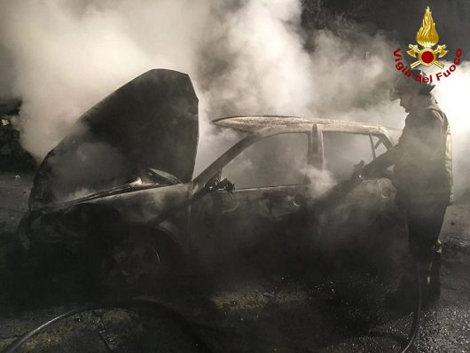 I Vigili del fuoco spengono le fiamme che hanno divorato la Golf rubata