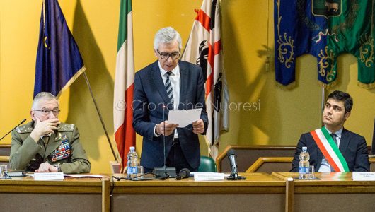 Graziano, Pigliaru e Soddu durante la cerimonia di consegna delle chiavi della Caserma di Prato Sardo (© foto S.Novellu)