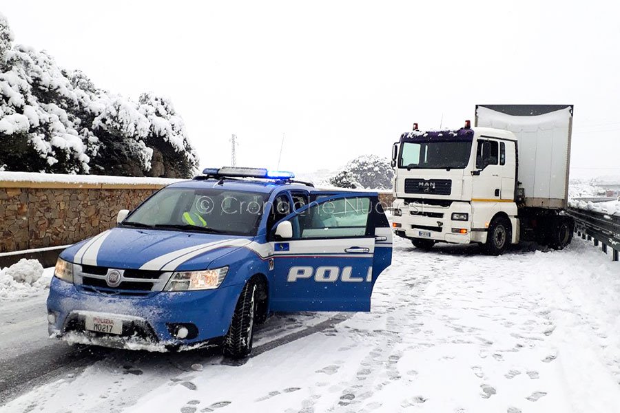 Un intervento della Polizia stradale lungo la 131 dcn