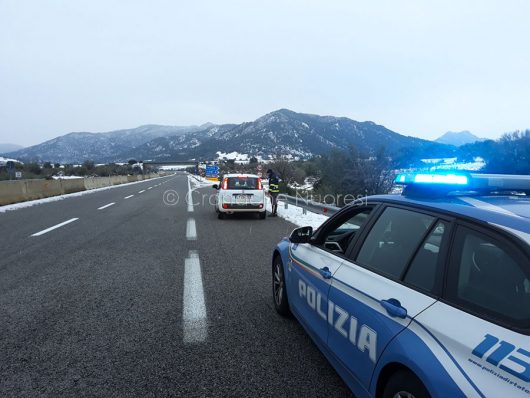 Un intervento della Polizia stradale lungo la 131 dcn