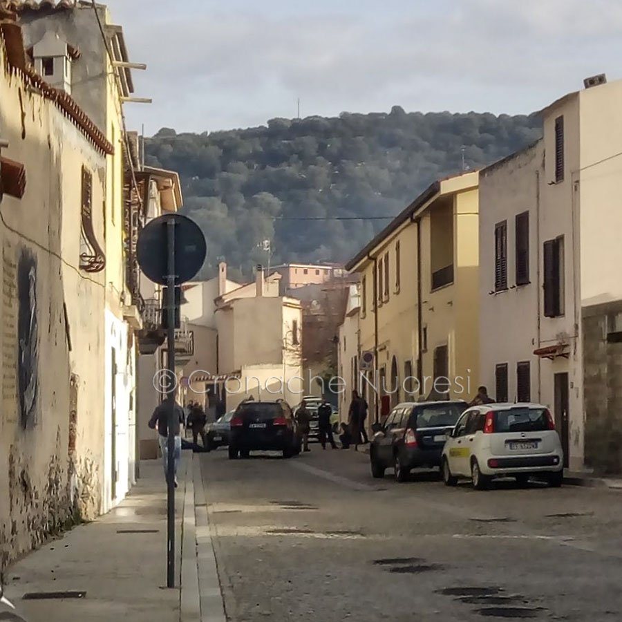 Onifai, i Carabinieri davanti all'Ufficio postale dopo la rapina (© Cronache Nuoresi)