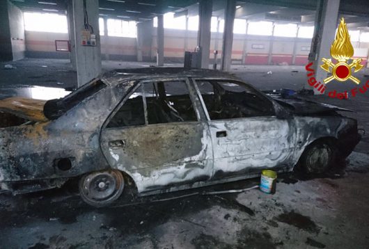 Macomer, una delle auto distrutte dalle fiamme nelle ex officine Locci
