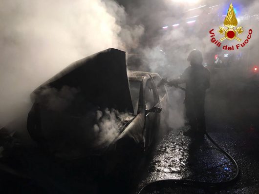 I Vigili del fuoco spengono le fiamme che hanno divorato la Golf rubata