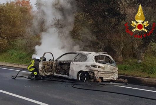 L'Alfa Romeo 147 distrutta dalle fiamme