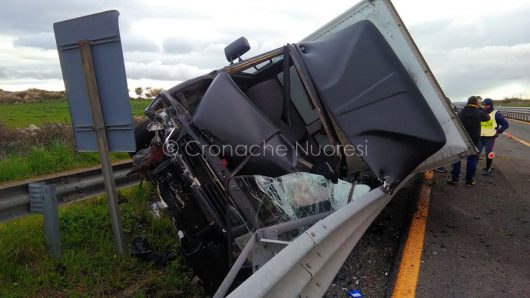 Il camion distrutto nell'incidente