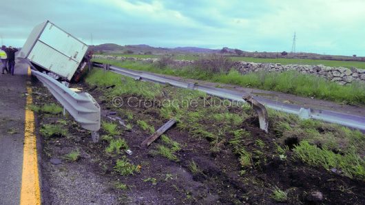Il camion dopo l'uscita di strada sulla 131