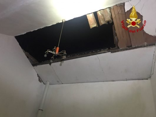 I danni all'abitazione dopo la forte esplosione