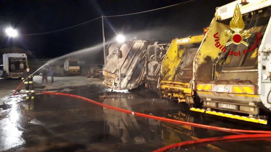 A fuoco l'isola ecologica di Siniscola: in fiamme quattro automezzi