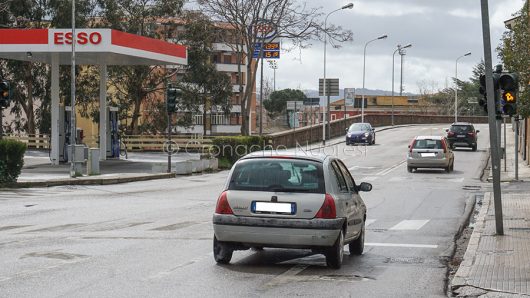 Traffico a rischio in via Trieste per il semaforo inattivo (foto S.Novellu)