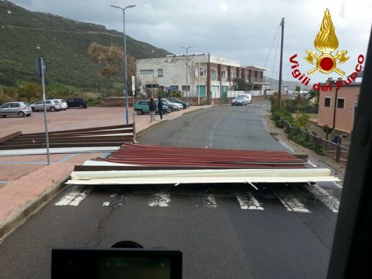 Elementi di solaio trascinati in strada dal vento