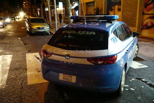 Nuoro. Una volante della Polizia davanti al tabacchino di viale Repubblica (foto S.Novellu)