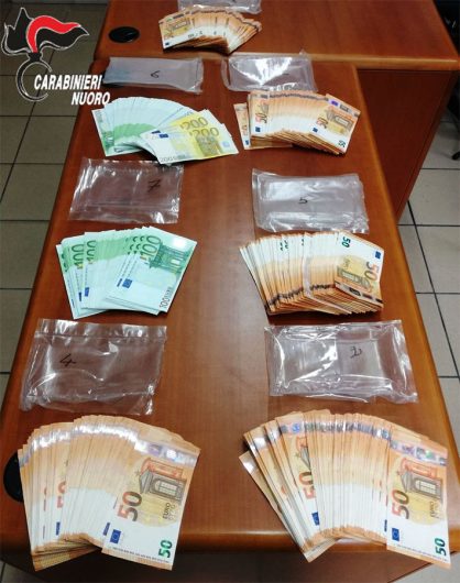 La droga e i contanti sequestrati a Bari Sardo