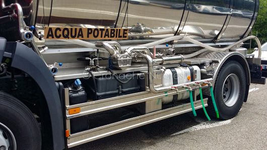 Nuoro, autobotte con l'acqua potabile (foto S.Novellu)