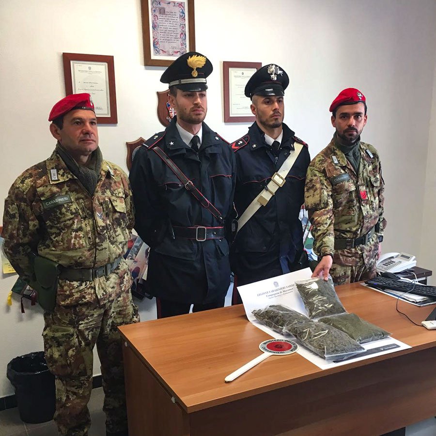 I Carabinieri con della droga sequestrata