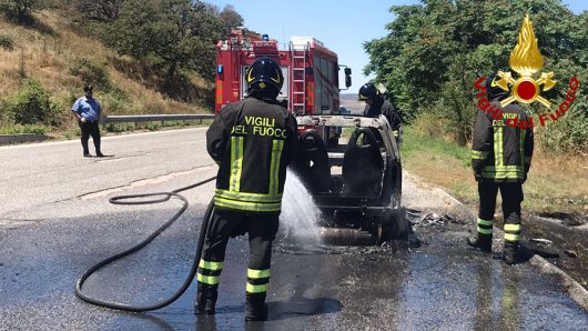 La Smart distrutta dalle fiamme