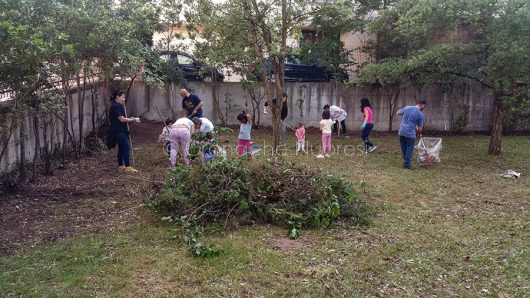 Genitori impegnati nella pulizia del giardino di un'asilo comunale (foto S.Novellu)