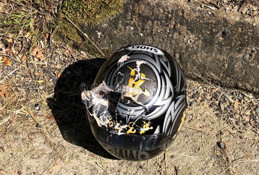 Il casco del motociclista dopo l'incidente