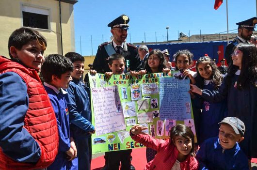 Il comandante Di Pietro con i bambini durante la cerimonia