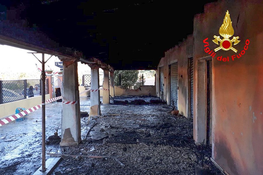 Mamoiada, la pizzeria dopo l'incendio