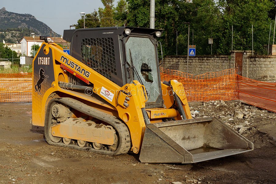 Nuoro, uno dei mezzi danneggiati al Quadrivio (foto S-Novellu)