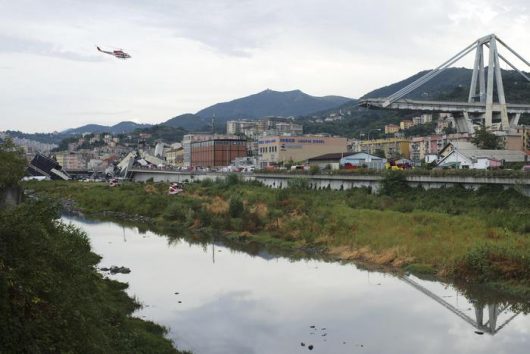 Un'immagine del ponte Morandi di Genova dopo il crollo