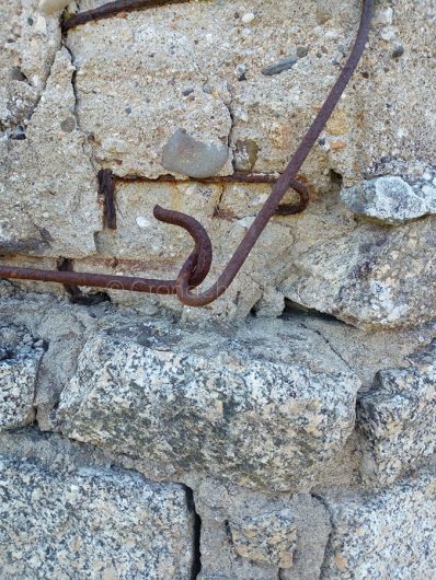 Il gancio cui stato impiccato il cucciolo a Nuoro