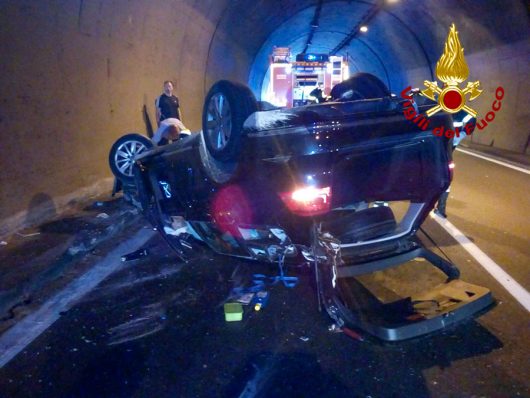 La Volkswagen ribaltata dopo l'urto