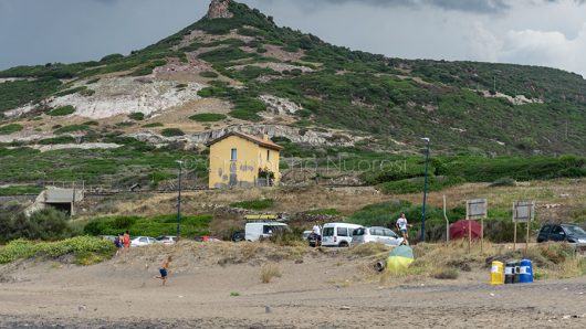 Volano gli ombrelloni nella spiaggia di Turas (foto S.Novellu)