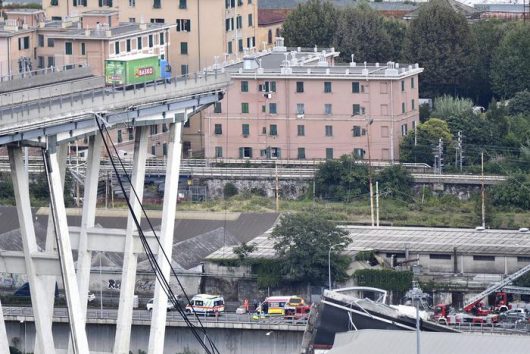 Un'immagine del ponte Morandi di Genova dopo il crollo