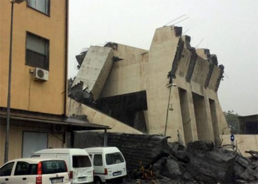 Una porzione del ponte crollato