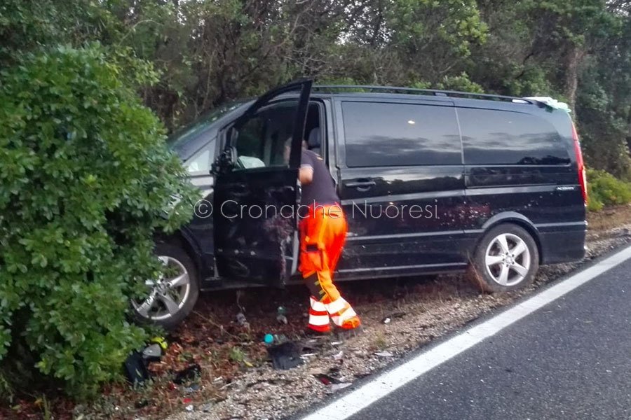 Il taxi dopo lo schianto con la Cinquecento
