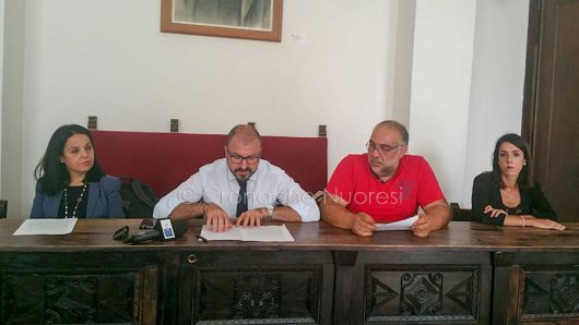 Il vice Sindaco di Nuoro Sebastian Cocco legge la lettera di dimissioni