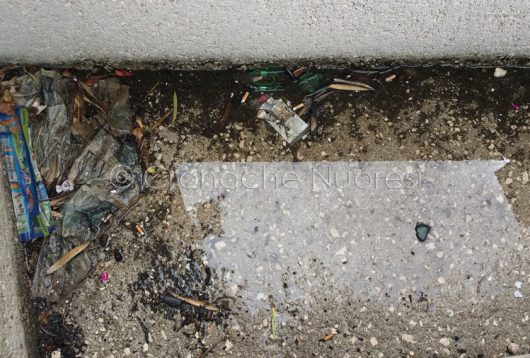 Nuoro, acqua stagnante e rifiuti nella gradinata sotto via Mereu (foto Cronache Nuoresi)
