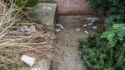 Nuoro, rifiuti nella gradinata sotto via Mereu (foto Cronache Nuoresi)