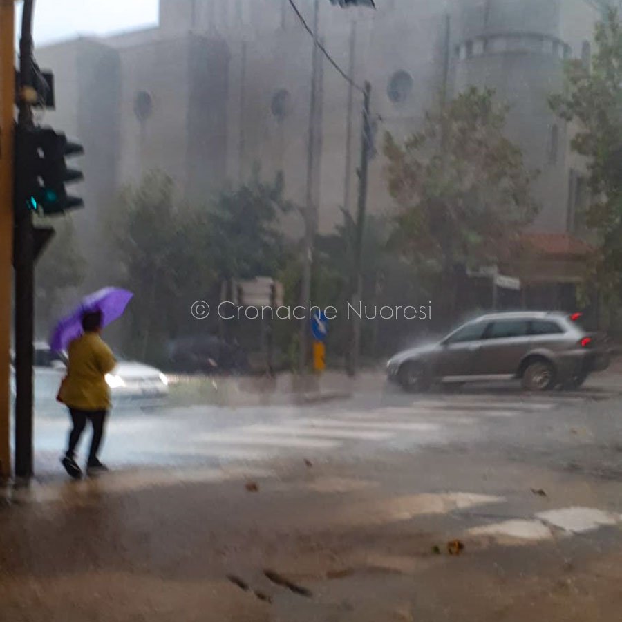 Bomba d'acqua su Nuoro (© Cronache Nuoresi)