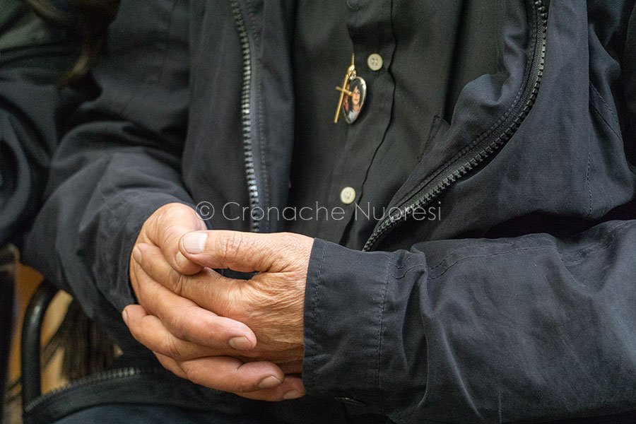 Il medaglione col viso della mamma e di Stefano al collo del padre di Stefano Masala (foto S.Novellu)