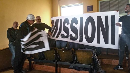 La protesta dell'Opposizione (foto Cronache Nuoresi)