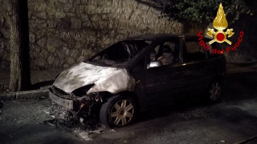 L'auto data alle fiamme in via Santa Barbara