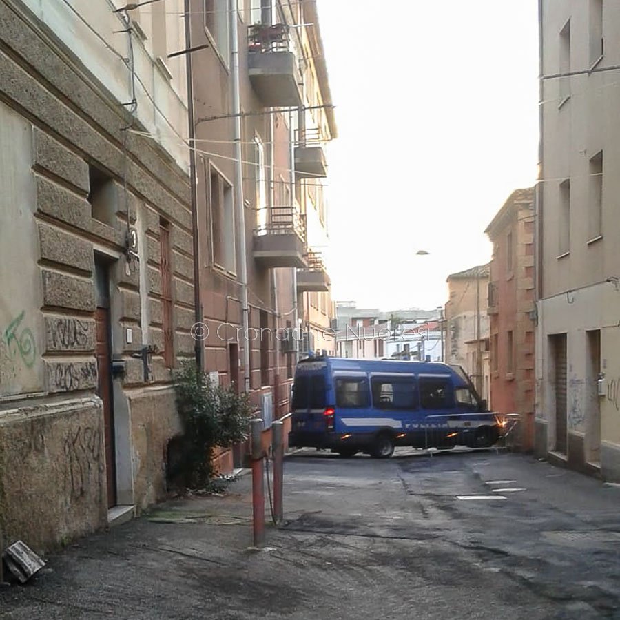 Blocco stradale della Polizia in via Carducci