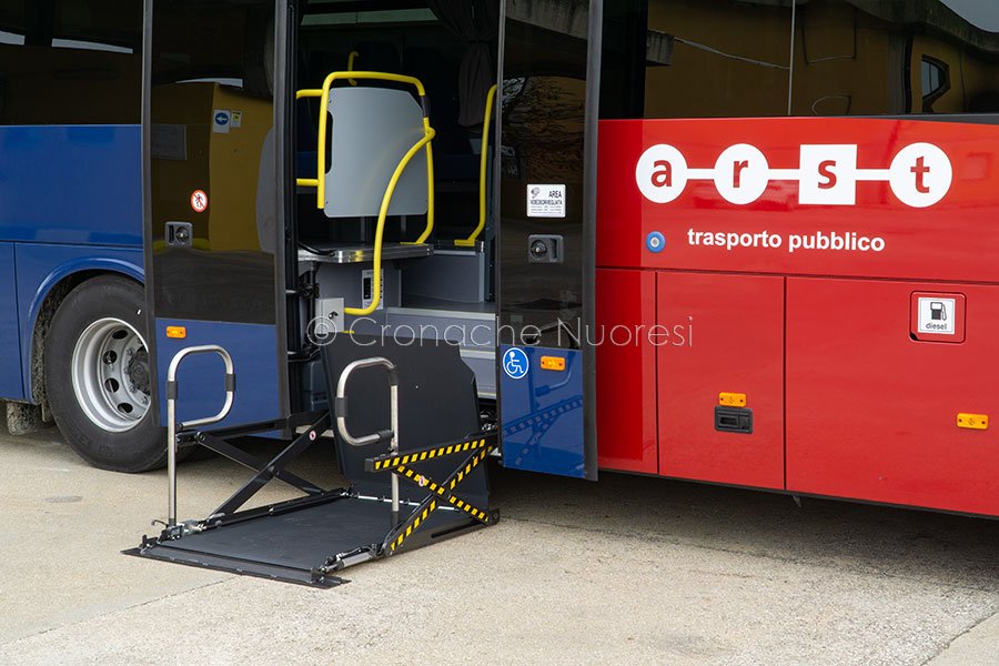 Il nuovo si sistema di salita a bordo per che è costretto in carrozzella (foto S.Novellu)
