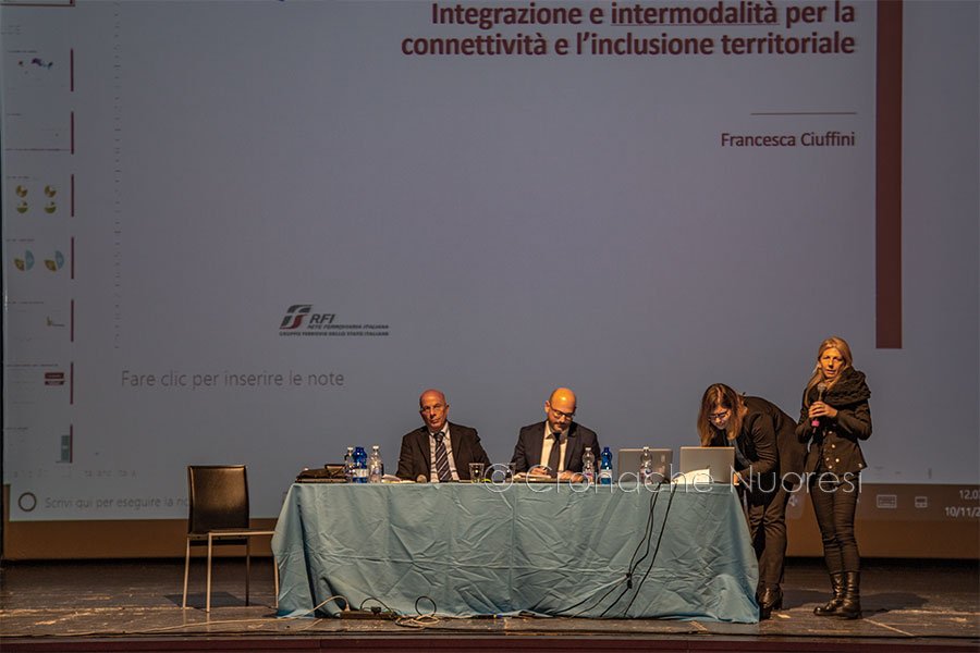 L'incontro al Teatro Eliseo sul trasporto ferroviario a Nuoro (foto S.Novellu)