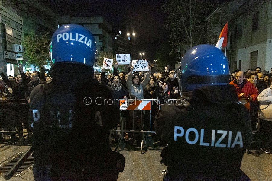 Nuoro, manifestazione di dissenso contro Salvini (foto S.Novellu)